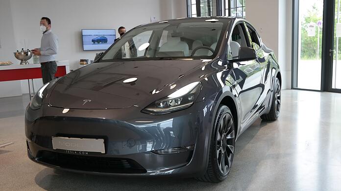 Von vorne ist die Verwandtschaft des neuen Tesla Y zum Model 3 besonders groß.