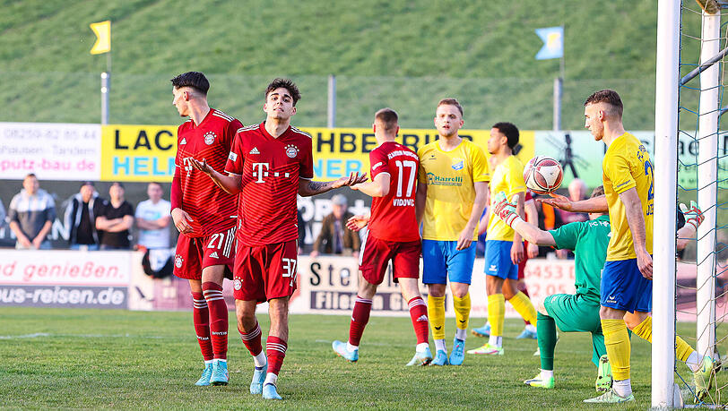Lucas Copado jubelt nach seinem zweiten Treffer gegen Pipinsried.