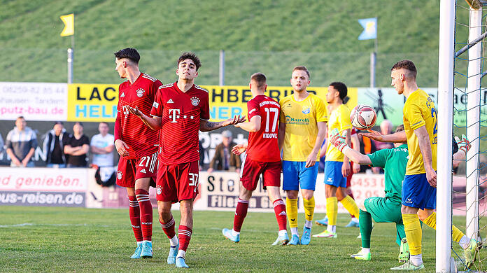 Lucas Copado jubelt nach seinem zweiten Treffer gegen Pipinsried.