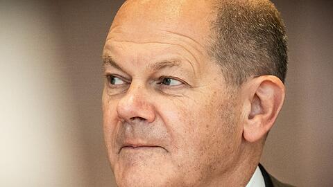Lädt ins Kanzleramt ein, um über die Rahmenbedingungen für die Munitionsproduktion zu sprechen: Olaf Scholz.