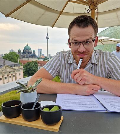 Ein Bayer fürs Coaching in Berlin: Martin Frank beim Schreiben seines Programms Ein Bayer fürs Coaching in Berlin: Martin Frank beim Schreiben seines Programms