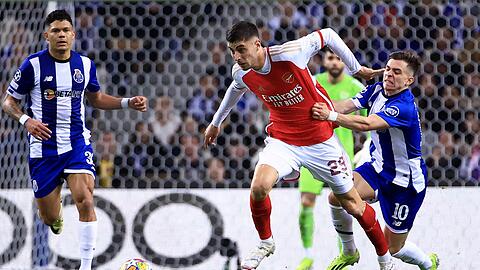 Arsenals Kai Havertz im Zweikampf mit Francisco Conceicao (r) vom FC Porto.