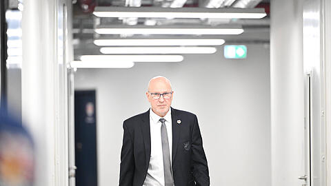 He is cold as ice! EHC-Trainer Don Jackson.