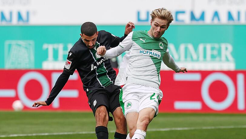 Greuther Fürths Marco John blockt den Schuss des Hannoveraners Waniss Taibi. (Archivbild)