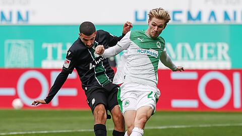 Greuther Fürths Marco John blockt den Schuss des Hannoveraners Waniss Taibi. (Archivbild)