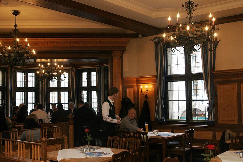 Das Hofbräuhaus hat nämlich das ganze Jahr über von 9 bis 23.30 Uhr geöffnet.