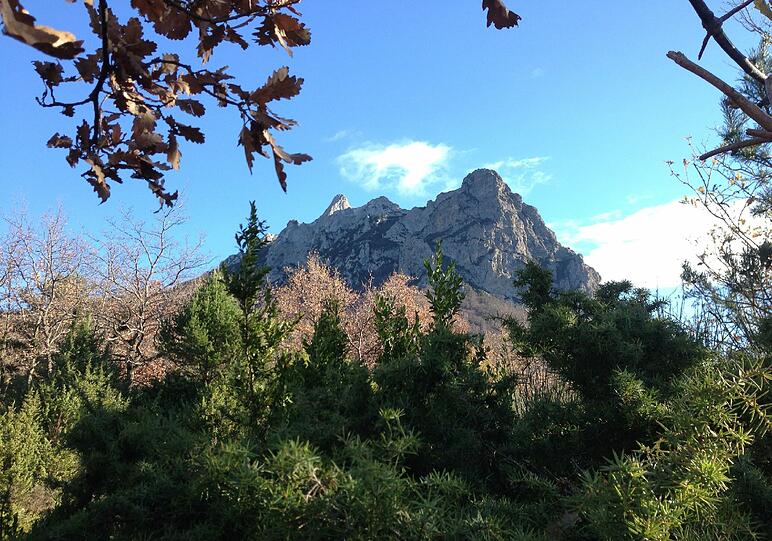 Der nächste Schicksalsberg: Pic de Bugarach in den franzoesischen Pyrenaeen. Wenn nach Maya-Weissagungen die Welt untergeht, sollte es in Europa einen Ort geben, wo die Menschheit überleben koennte: in dem Dorf Bugarach in den franzoesischen Pyrenaeen.