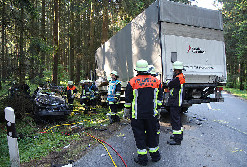Schwerer Unfall bei Waldkraiburg: Ein Mann prallt mit seinem Wagen gegen einen Lkw. Der Fahrer des Pkw kommt dabei ums Leben. Die Bilder vom schrecklichen Unglück.