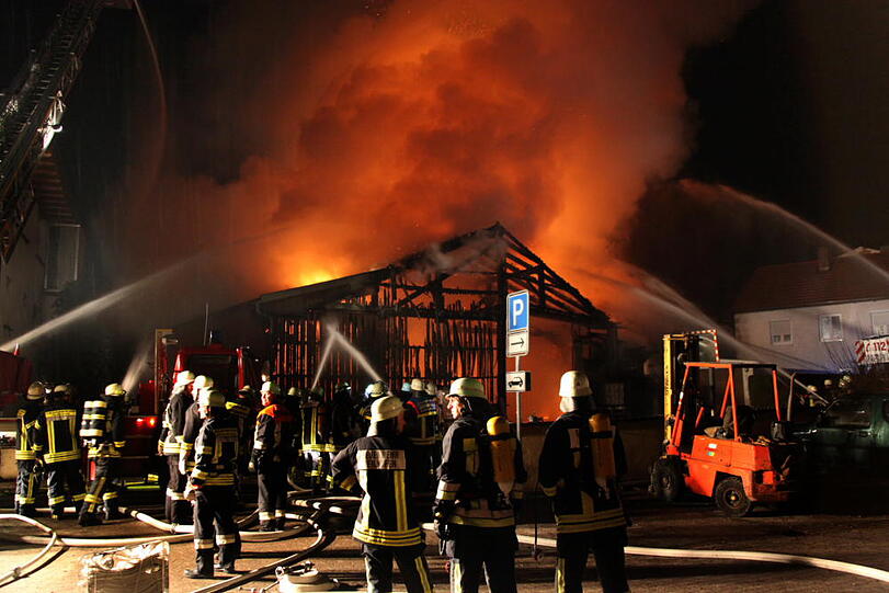 Die Feuerwehr konnte ein Abbrennen der Lagerhalle nicht mehr verhindern.
