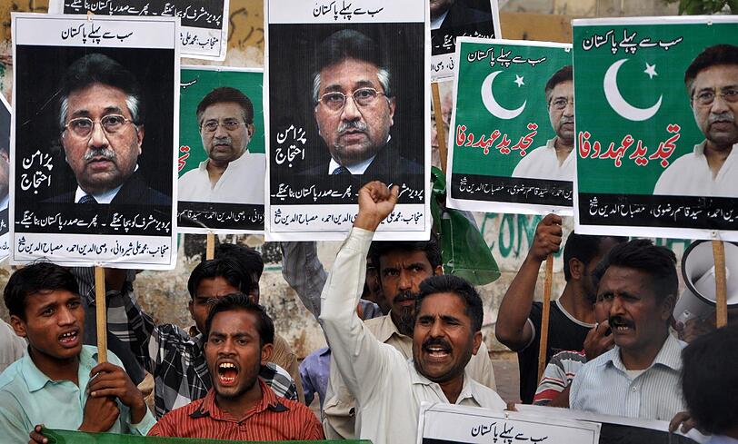 Unterstützer des früheren Präsidenten und Militärmachthaber Pervez Musharraf schreien Parolen in Karatschi, Pakistan. Musharraf entging einem Attentat am 03. April, nach explodierte eine Bombe auf der Straße vor seinem Konvoi Minuten durch ihr entlang zu reisen war, sagte die Polizei. Der Angriff ereignete sich einen Tag, nachdem die Regierung eine Anfrage von Musharraf, ihm zu erlauben Ausland zu reisen für die Behandlung und erfüllen seine kranke Mutter in den Vereinigten Arabischen Emiraten abgelehnt. Ein Gericht angeklagt Musharraf an Verrat Gebühren für die Aussetzung der Verfassung und erklärte den Ausnahmezustand während seiner Herrschaft im Jahr 2007. Er ist nicht erlaubt, das Land zu verlassen.