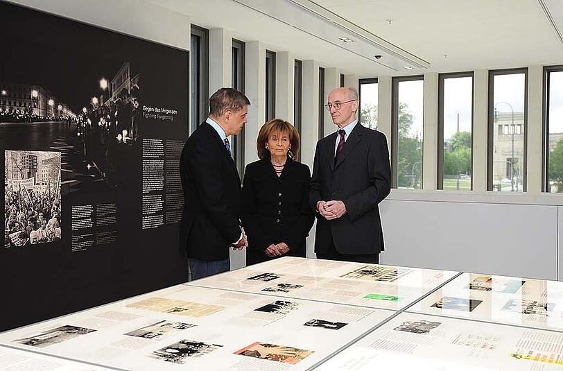 Der Vorsitzende des Zentralrats Deutscher Sinti und Roma, Romani Rose (l), die Präsidentin der Israelitischen Kultusgemeinde München, Charlotte Knobloch, und Gründungsdirektor Winfried Nerdinger.