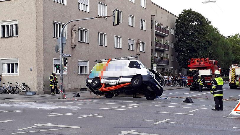 Mittels Seilwinde eines Rüstwagens kann der Kleintransporter wieder aufgestellt werden.