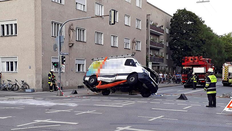 Mittels Seilwinde eines Rüstwagens kann der Kleintransporter wieder aufgestellt werden. Mittels Seilwinde eines Rüstwagens kann der Kleintransporter wieder aufgestellt werden.