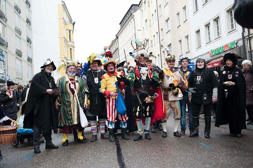 Die Damischen Ritter in Aktion: Impressionen vom Faschingszug durch die Altstadt am Sonntag.