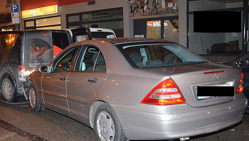 Wegen Herzinfarkt: Ein 74-jähriger Rentner verlor die Kontrolle über sein Auto und verstarb später im Krankenhaus. Wegen Herzinfarkt: Ein 74-jähriger Rentner verlor die Kontrolle über sein Auto und verstarb später im Krankenhaus.