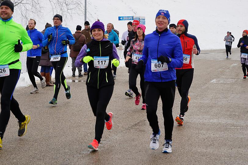 1.100 Läufer nahmen am Samstagvormittag am Winterlauf im Olympiapark in München teil. Hier gibt's die Bilder.