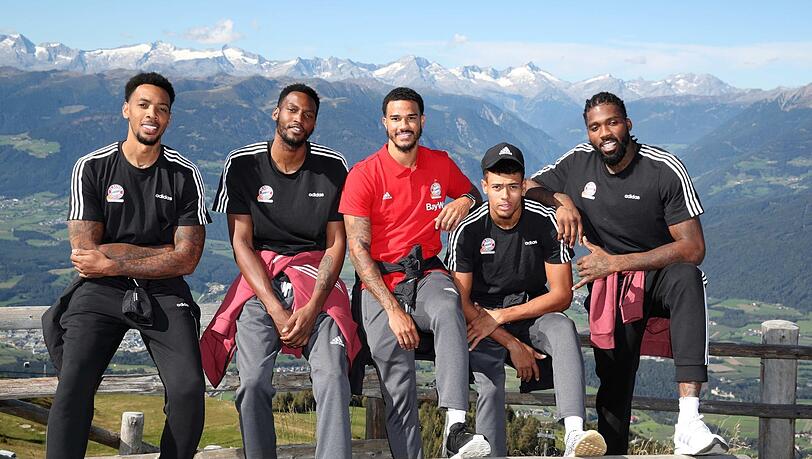 Bayerns Neuzugänge (v.l.): Die US-Amerikaner Malcolm Thomas, JaJuan Johnson, Nick Weiler-Babb, Wade Baldwin und Jalen Reynolds. Bayerns Neuzugänge (v.l.): Die US-Amerikaner Malcolm Thomas, JaJuan Johnson, Nick Weiler-Babb, Wade Baldwin und Jalen Reynolds.