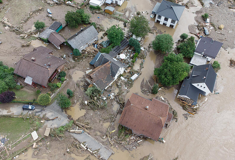 Weitgehend zerstört und überflutet ist das Dorf Insul in Rheinland-Pfalz nach massiven Regenfällen.