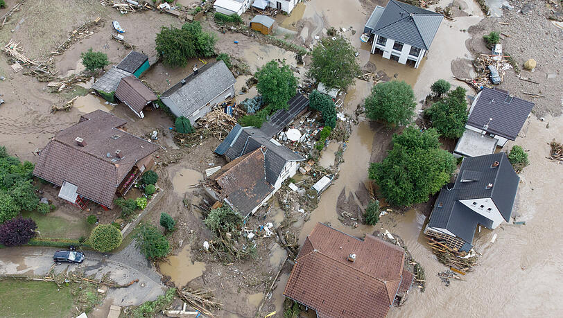 Weitgehend zerstört und überflutet ist das Dorf Insul in Rheinland-Pfalz nach massiven Regenfällen. Weitgehend zerstört und überflutet ist das Dorf Insul in Rheinland-Pfalz nach massiven Regenfällen.