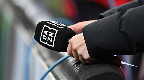DAZN überträgt das Bundesliga-Auswärtsspiel des FC Bayern bei Bayer Leverkusen am Sonntag live.