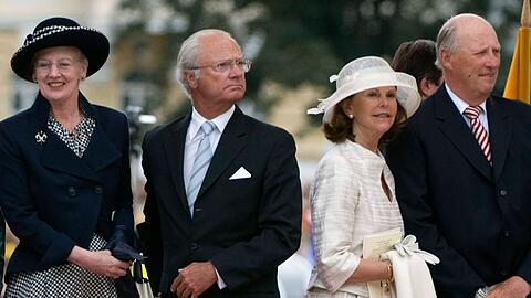 Enge Verbundenheit: Das schwedische Königspaar Carl Gustaf und Silvia (Mitte) mit Königin Margrethe von Dänemark und König Harald von Norwegen.
