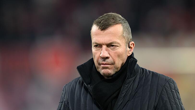 Lothar Matthäus, Experte beim TV-Sender Sky Sport, läuft im Stadion entlang.
