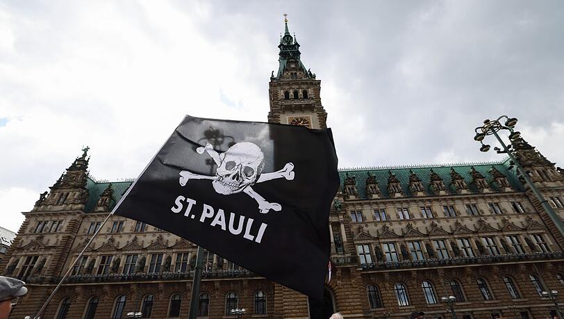 Fans des FC St. Pauli sammeln sich für die Aufstiegsfeier auf dem Rathausmarkt vor dem Rathaus.