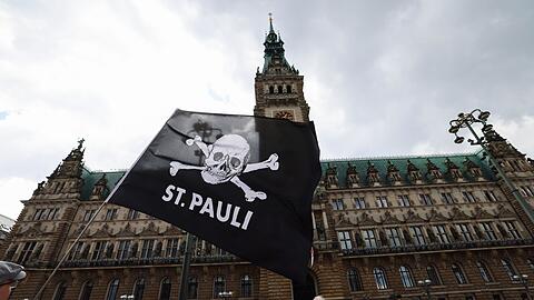 Fans des FC St. Pauli sammeln sich für die Aufstiegsfeier auf dem Rathausmarkt vor dem Rathaus.