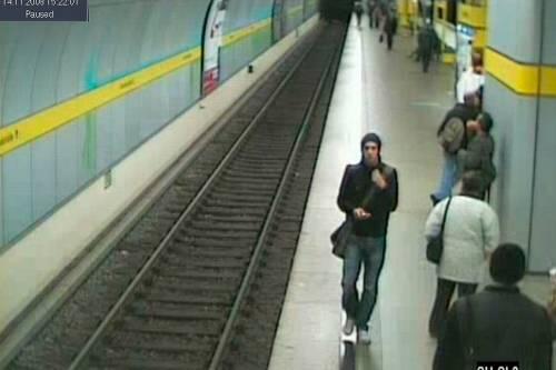 Mit diesem Bild aus einer Überwachungskamera fahndet die Polizei nach dem Mann, der die Zehnjährige massiv belästigte. Das Mädchen hat ihn auf dem Foto wiedererkannt.
