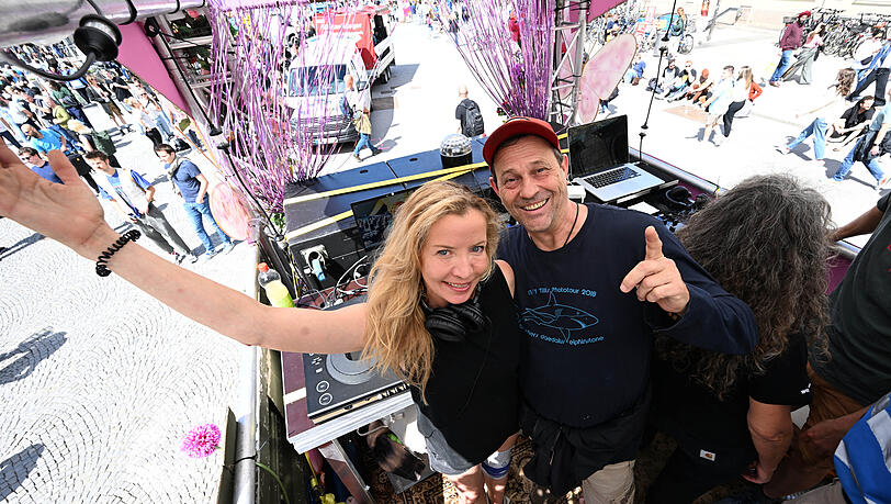 Schauspieler Michel Guillaume (58) und seine Frau Georgia (49) sind nach 18 gemeinsamen Jahren getrennt. Schauspieler Michel Guillaume (58) und seine Frau Georgia (49) sind nach 18 gemeinsamen Jahren getrennt.