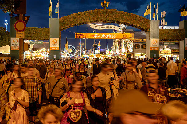 Wenn die Musik aufhört zu spielen und die Zelte sich leeren, strömen die Menschenmassen von der Theresienwiese in die Stadt. Für einige von Ihnen geht der Abend auf einer der zahlreichen After-Wiesn-Partys weiter. Wenn die Musik aufhört zu spielen und die Zelte sich leeren, strömen die Menschenmassen von der Theresienwiese in die Stadt. Für einige von Ihnen geht der Abend auf einer der zahlreichen After-Wiesn-Partys weiter.