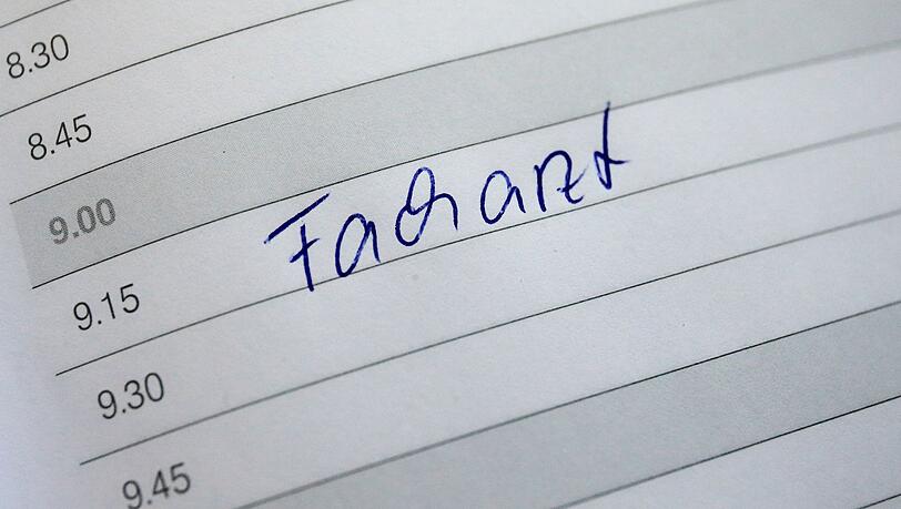 Wer in Deutschland einen Facharzttermin braucht, muss h&auml;ufig viel Geduld haben. (Symbolfoto)