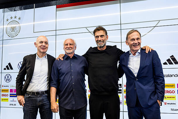 Freut sich über die Stehplätze: DFB-Präsident Bernd Neuendorf (links), hier bei der Vorstellung von Bundestrainer Jürgen Klopp. Freut sich über die Stehplätze: DFB-Präsident Bernd Neuendorf (links), hier bei der Vorstellung von Bundestrainer Jürgen Klopp.