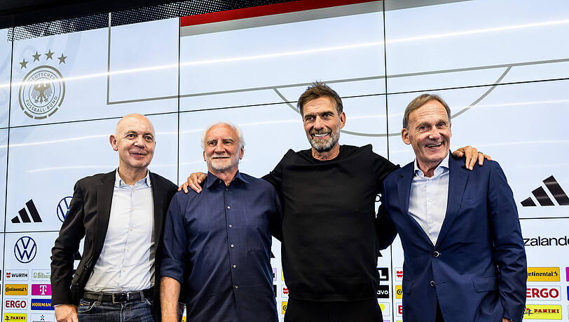 Freut sich über die Stehplätze: DFB-Präsident Bernd Neuendorf (links), hier bei der Vorstellung von Bundestrainer Jürgen Klopp. Freut sich über die Stehplätze: DFB-Präsident Bernd Neuendorf (links), hier bei der Vorstellung von Bundestrainer Jürgen Klopp.