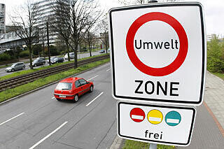 Da waren&rsquo;s nur noch zwei Plaketten: Die roten müssen ab jetzt aus der Umweltzone draußen bleiben.