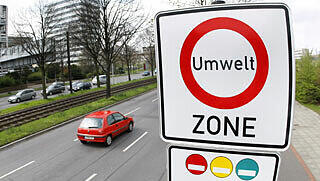 Da waren’s nur noch zwei Plaketten: Die roten müssen ab jetzt aus der Umweltzone draußen bleiben. Da waren’s nur noch zwei Plaketten: Die roten müssen ab jetzt aus der Umweltzone draußen bleiben.