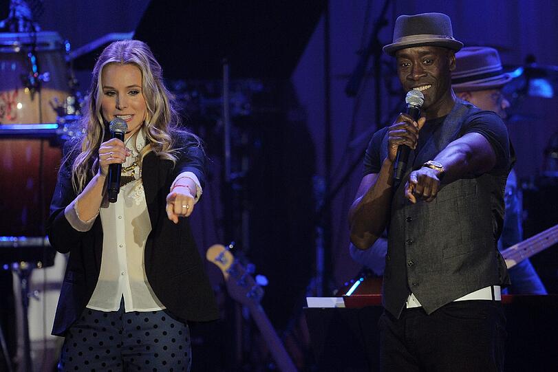 Kristen Bell im Duett mit "Ocean's Eleven"-Star Don Cheadle.