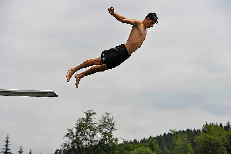 Die Löwen beim Turmspringen im Trainingslager. Sehen Sie hier die spektakulären Bilder.