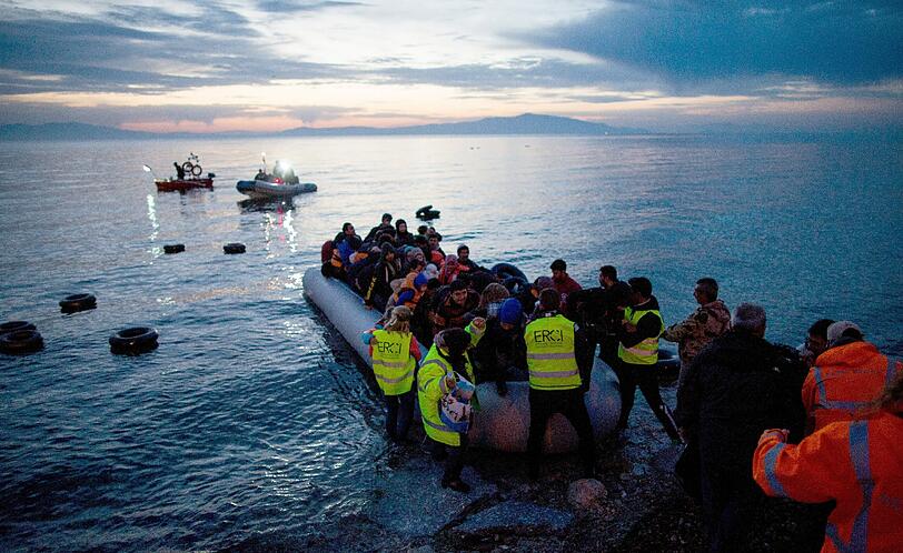 Ein Bild, das seltener werden soll: Flüchtlinge kommen in einem Schlauchboot aus der Türkei auf der griechischen Insel Lesbos an.