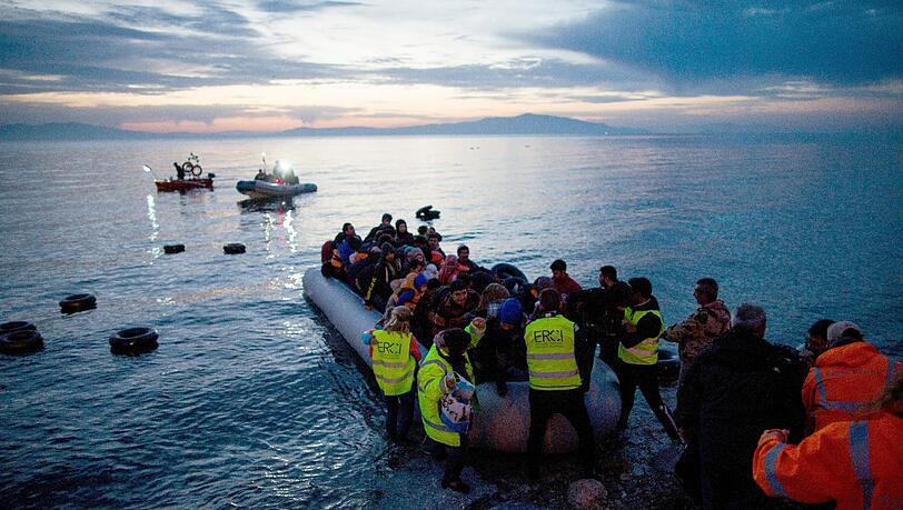 Ein Bild, das seltener werden soll: Flüchtlinge kommen in einem Schlauchboot aus der Türkei auf der griechischen Insel Lesbos an. Ein Bild, das seltener werden soll: Flüchtlinge kommen in einem Schlauchboot aus der Türkei auf der griechischen Insel Lesbos an.