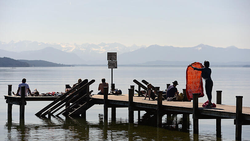Sonnenbadende am Starnberger See
