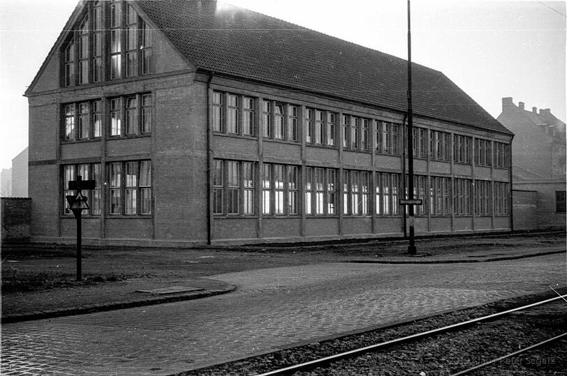 Schleißheimer Straße, Ecke Herzogstraße: das neue Firmengebäude der Dachdeckerei und Spenglerei Täumer Anfang der 50er.