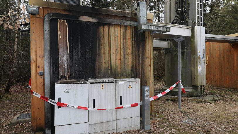 Die Polizei fand einen Brandsatz am Funkmasten. Die Polizei fand einen Brandsatz am Funkmasten.