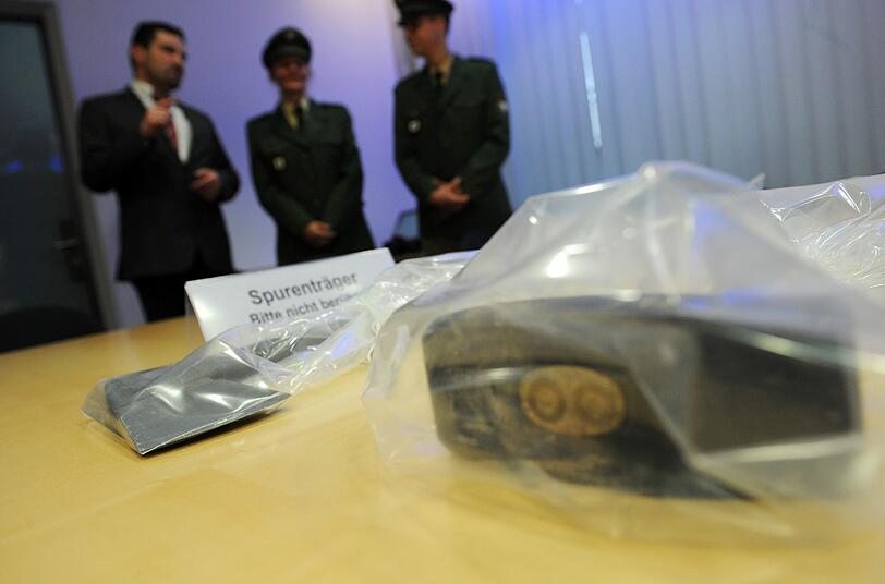 Mit einer schweren Axt und einem großen Hammer sind die Räuber vorgegangen und haben den Juwelier Chopard in der Maximilianstraße überfallen. Die Polizei zeigt Fotos der Tatwaffen.