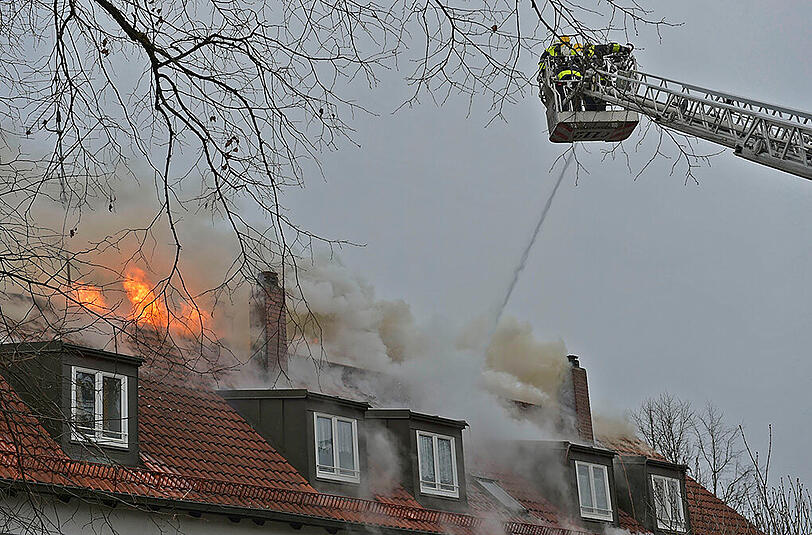 In München ist am Sonntag der etwa 30 Meter lange Dachstuhl eines Mehrfamilienhaus bei einem großbrand völlig zerstört worden.