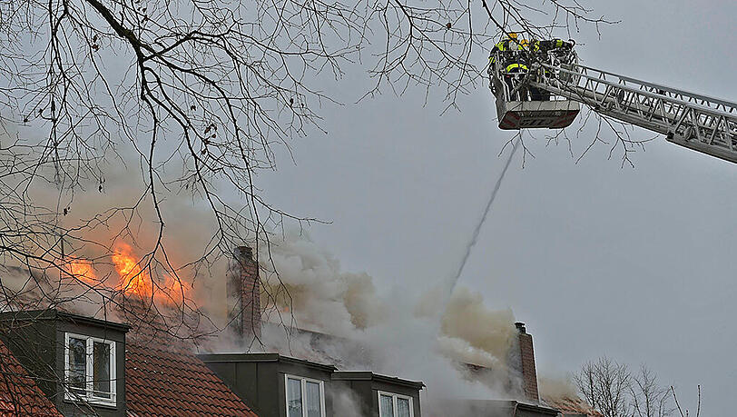 In München ist am Sonntag der etwa 30 Meter lange Dachstuhl eines Mehrfamilienhaus bei einem großbrand völlig zerstört worden. In München ist am Sonntag der etwa 30 Meter lange Dachstuhl eines Mehrfamilienhaus bei einem großbrand völlig zerstört worden.