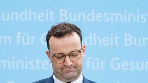 "Es geht um ein sehr geringeres Risiko - aber, falls es tatsächlich im Zusammenhang mit der Impfung stehen sollte, um ein überdurchschnittliches Risiko", sagt Bundesgesundheitsminister Jens Spahn.
