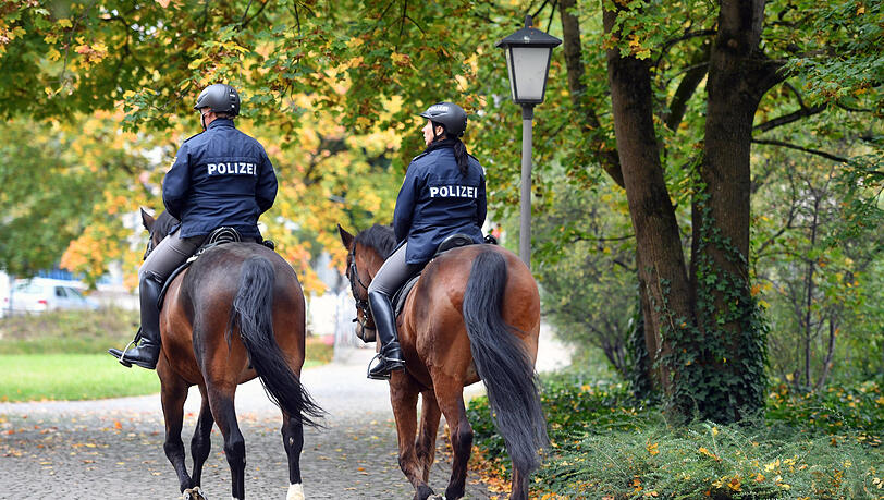 Hoch zu Ross gehen die Polizisten in München derzeit auf den städtischen Friedhöfen auf Streife. Hoch zu Ross gehen die Polizisten in München derzeit auf den städtischen Friedhöfen auf Streife.