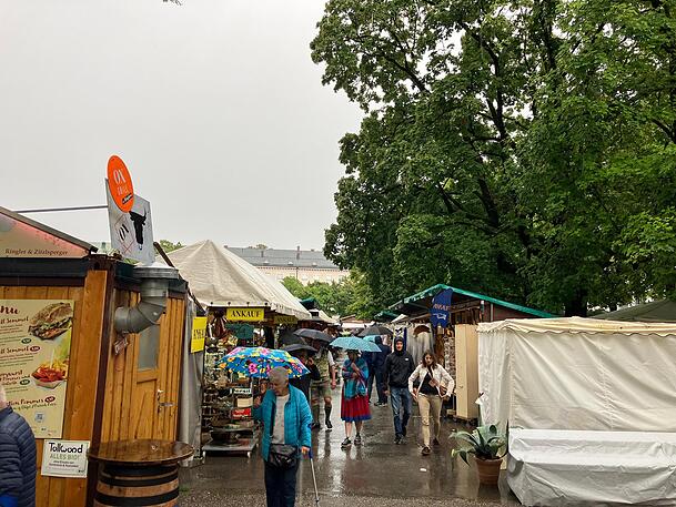 Auch bei schlechtem Wetter wird gefeilscht und gestöbert. Auch bei schlechtem Wetter wird gefeilscht und gestöbert.
