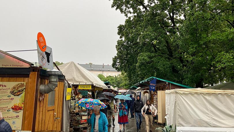 Auch bei schlechtem Wetter wird gefeilscht und gestöbert. Auch bei schlechtem Wetter wird gefeilscht und gestöbert.